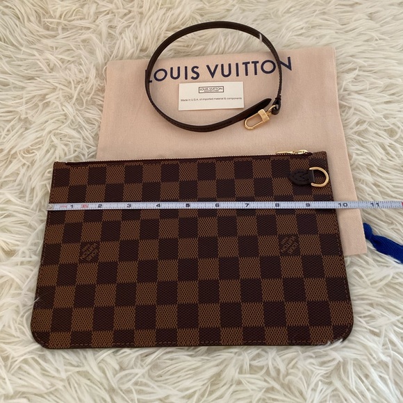 Louis Vuitton (Free Dior Lip Glow) - Picture 11 of 16